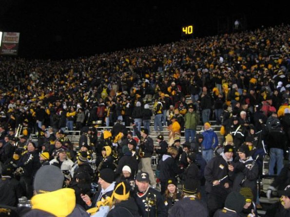 Crowd_after_the_win